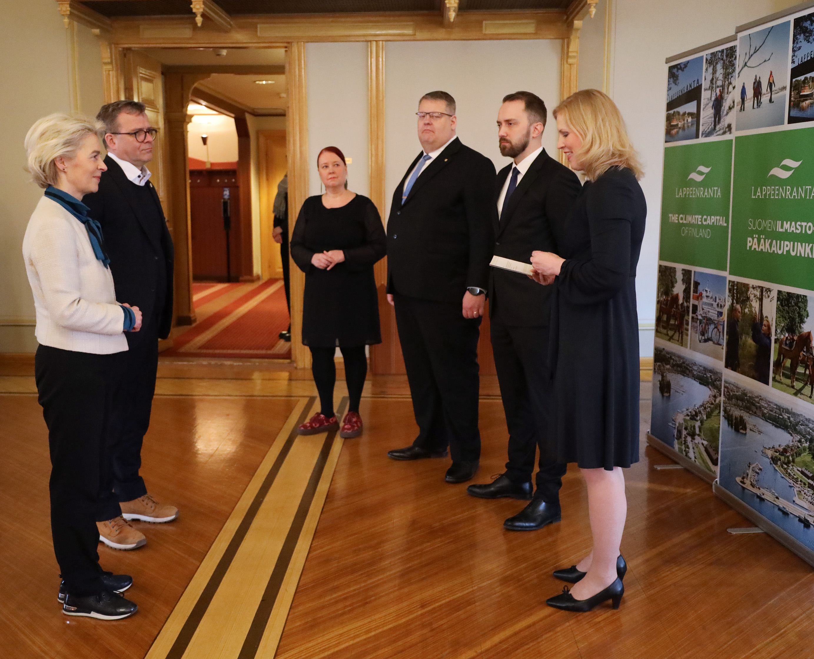 Ursula von der Leyen ja Petteri Orpo Lappeenrannan Raatihuoneella kaupungin ja Etelä-Karjalan liiton edustajien kanssa.